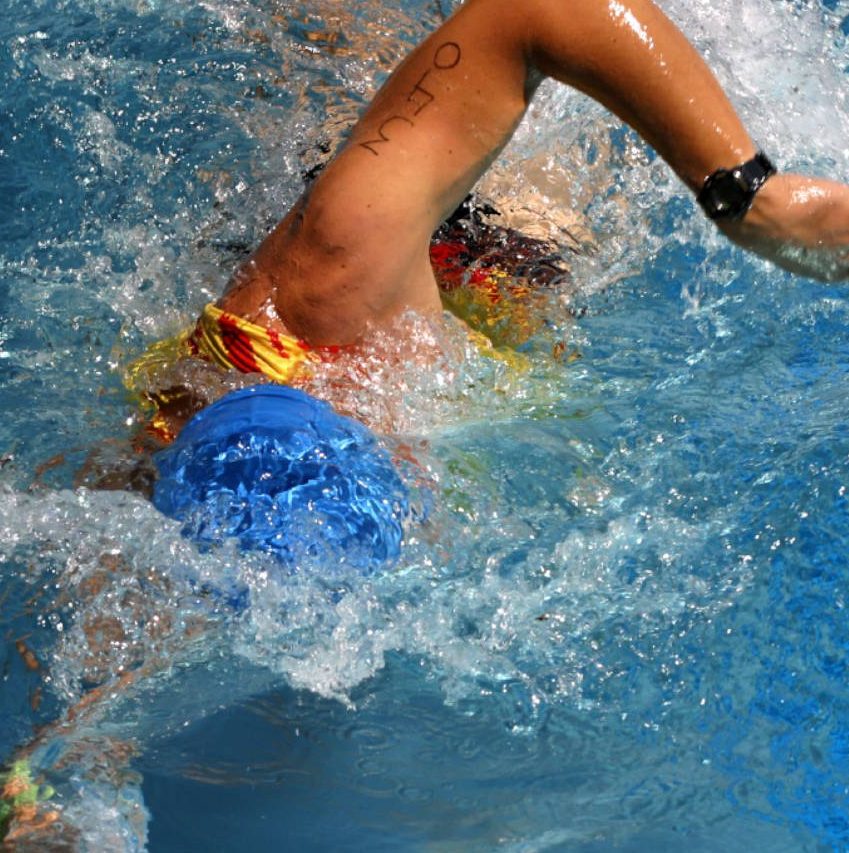 Professioneller Erwachsener Schwimmer im Wasser bei Schwimmkurs von SV Bayreuth