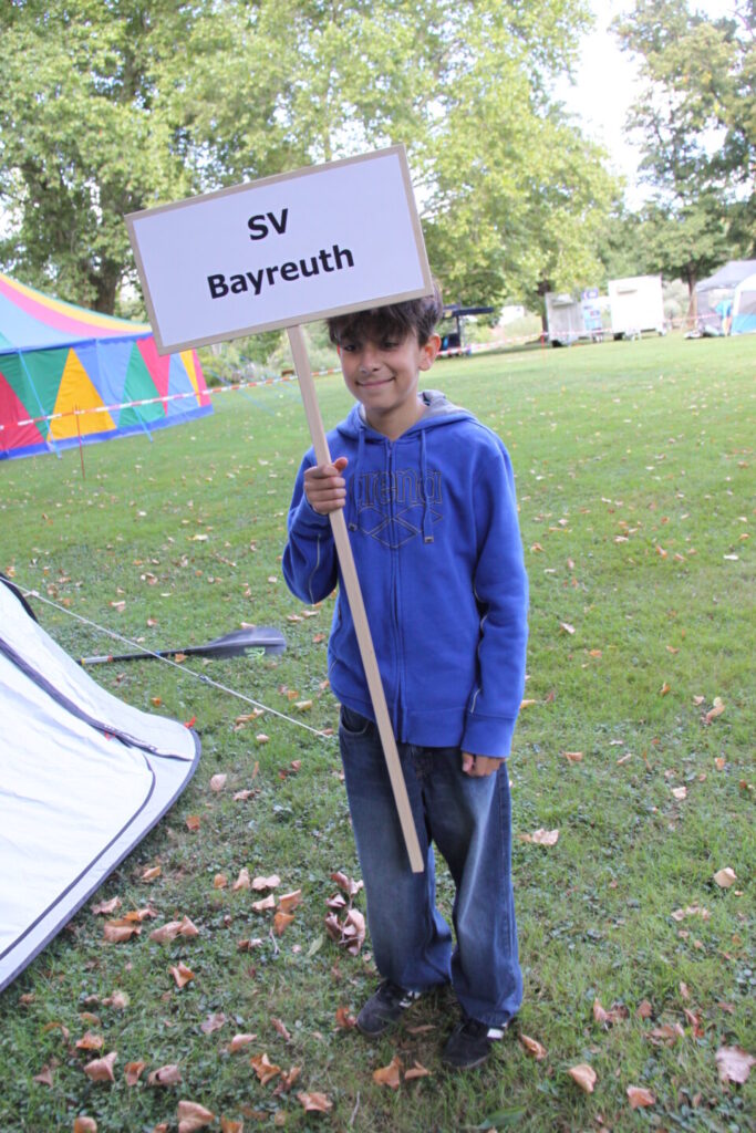 Philipp Opitz mit Vereinsschild